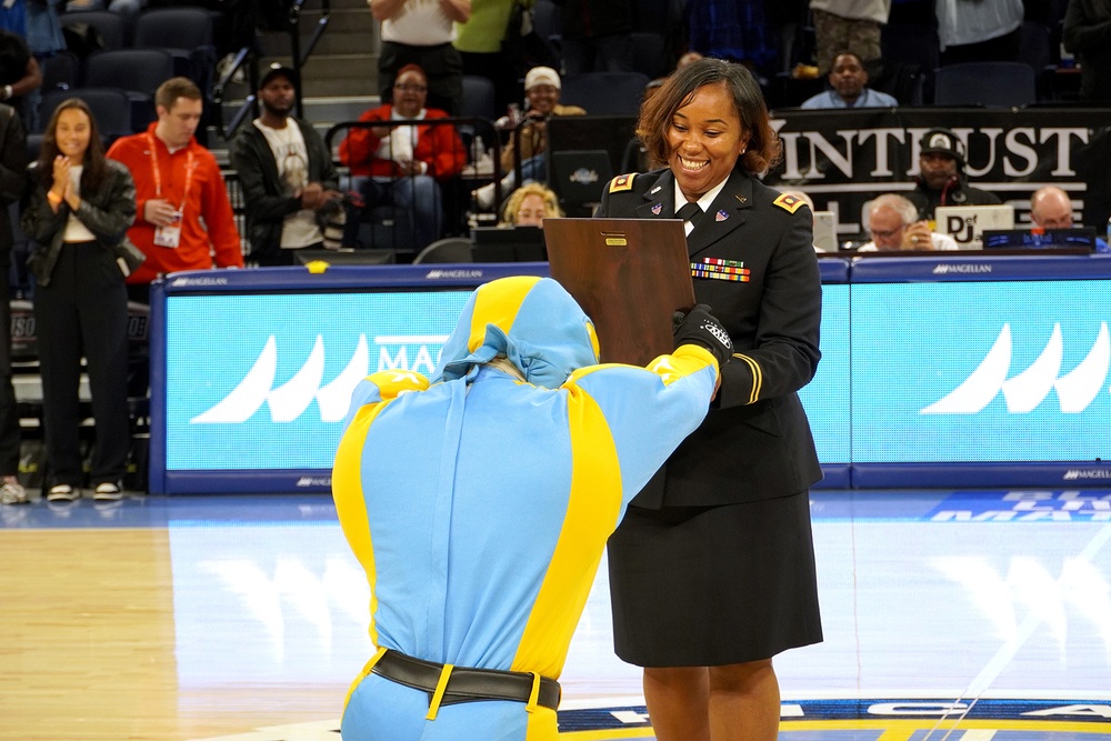 dvids-images-army-reserve-officer-honored-at-chicago-sky-wnba