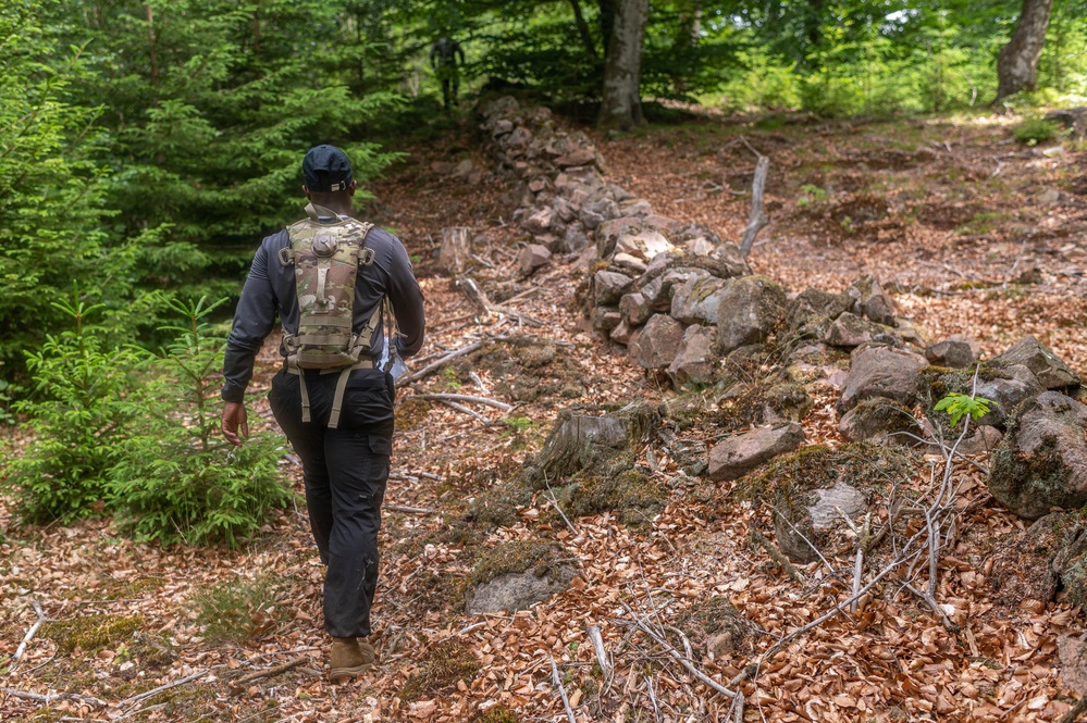 Army Reserve Sgt. Alecia Jones moves to her next point