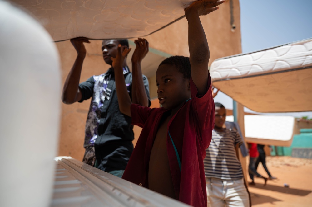 U.S. Military in Niger assists in donation of mattresses to local orphanage