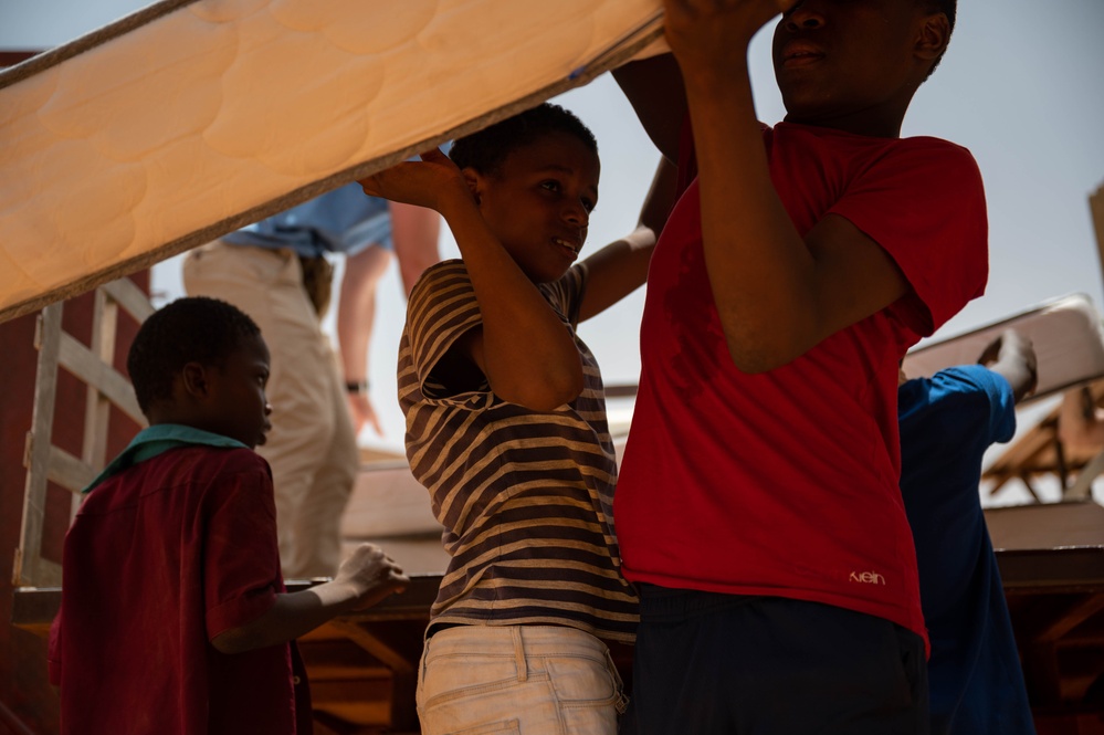 U.S. Military in Niger assists in donation of mattresses to local orphanage