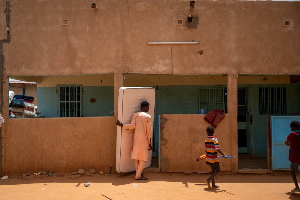 U.S. Military in Niger assists in donation of mattresses to local orphanage