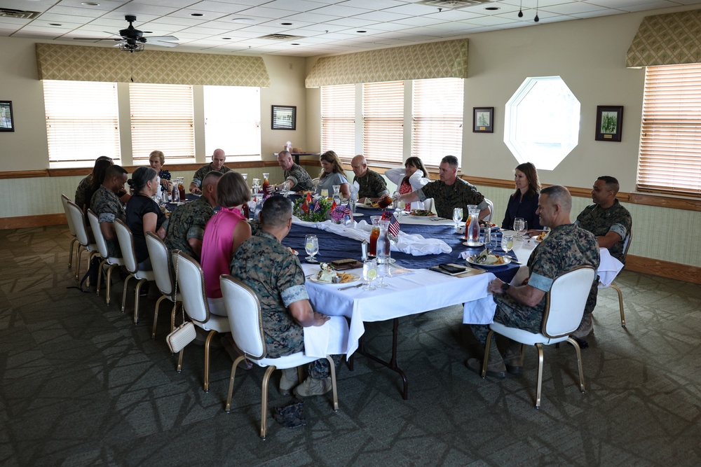 CMC Visits Camp Lejeune