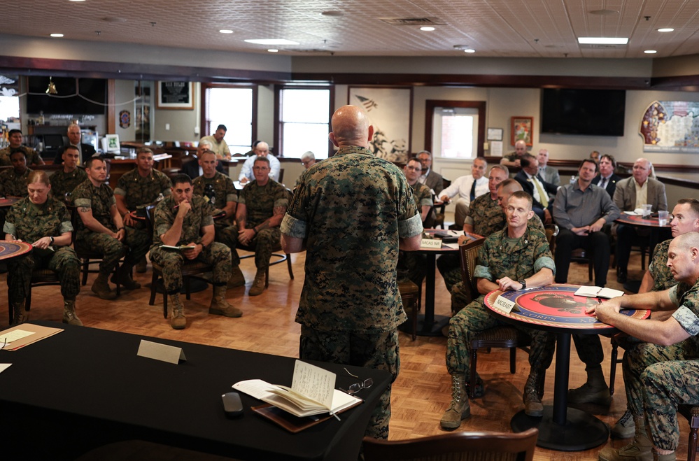 CMC Visits Camp Lejeune