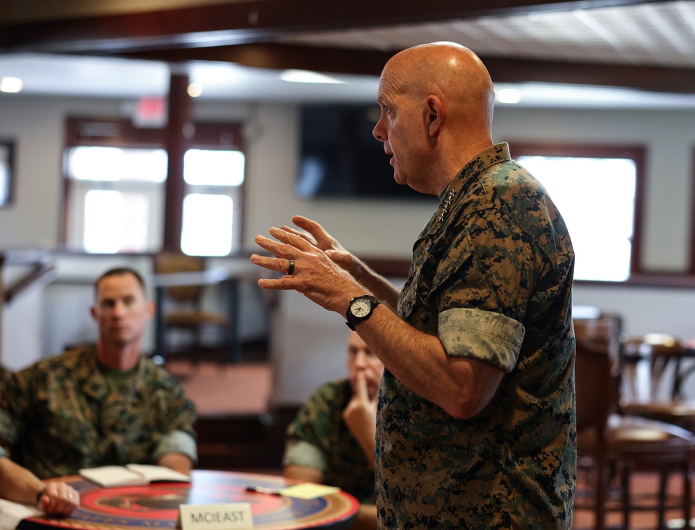 CMC Visits Camp Lejeune