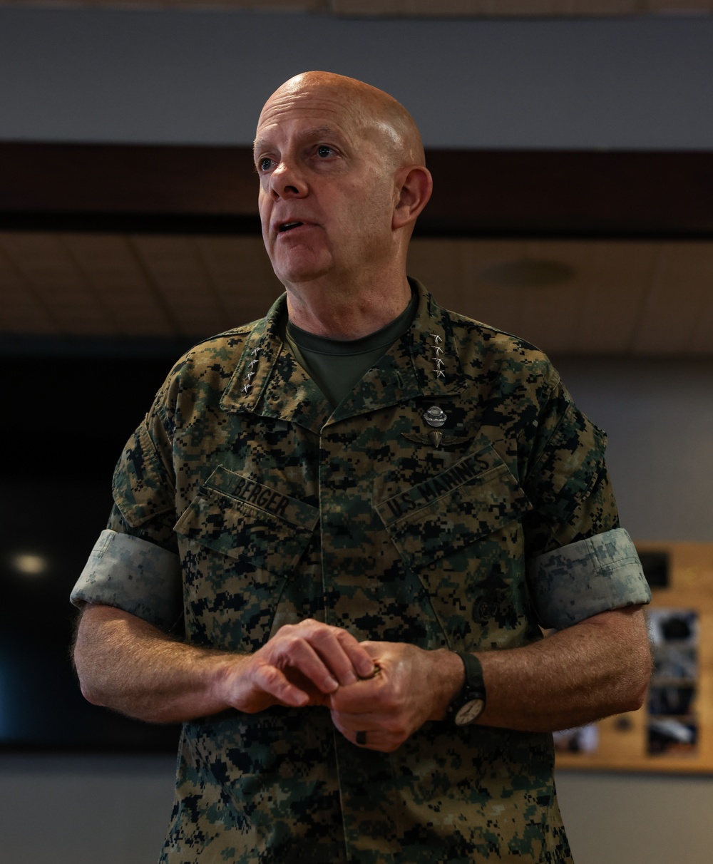 CMC Visits Camp Lejeune