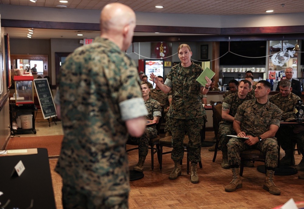 CMC Visits Camp Lejeune