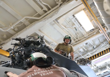 HSM 79 Performs Maintenance Onboard USS Paul Ignatius