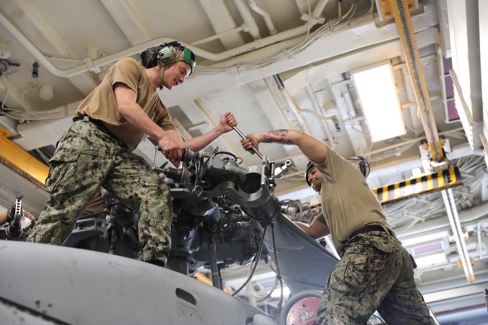 HSM 79 Performs Maintenance Onboard USS Paul Ignatius