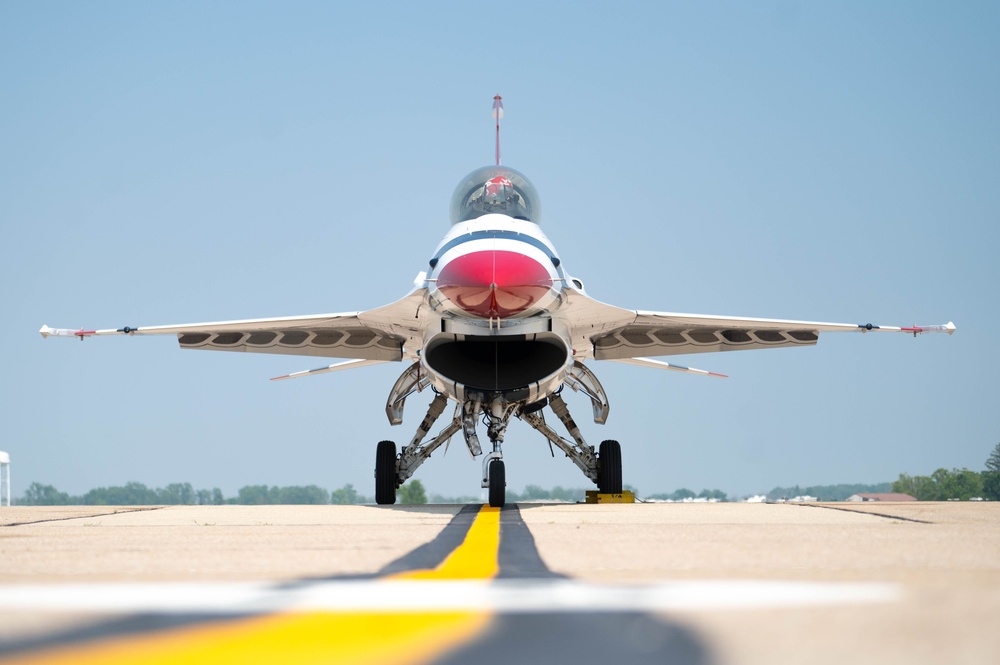 The Thunderbirds visit Scott AFB