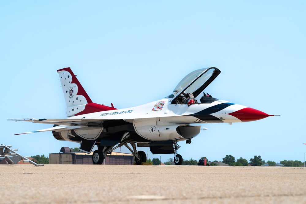 The Thunderbirds visit Scott AFB