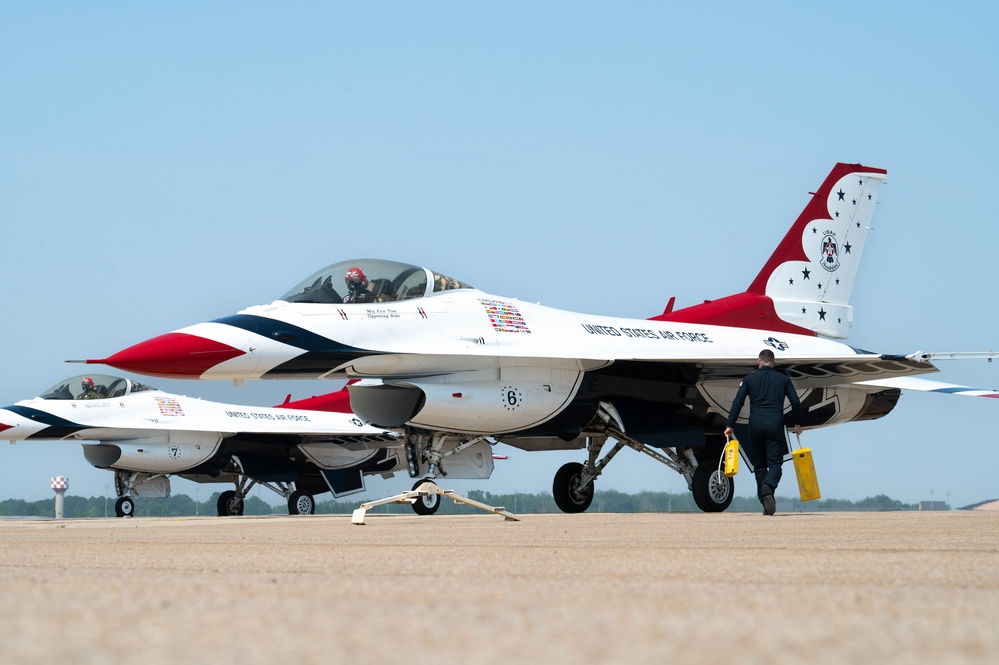 The Thunderbirds visit Scott AFB