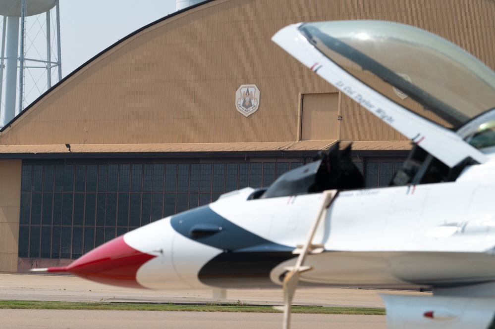 The Thunderbirds visit Scott AFB