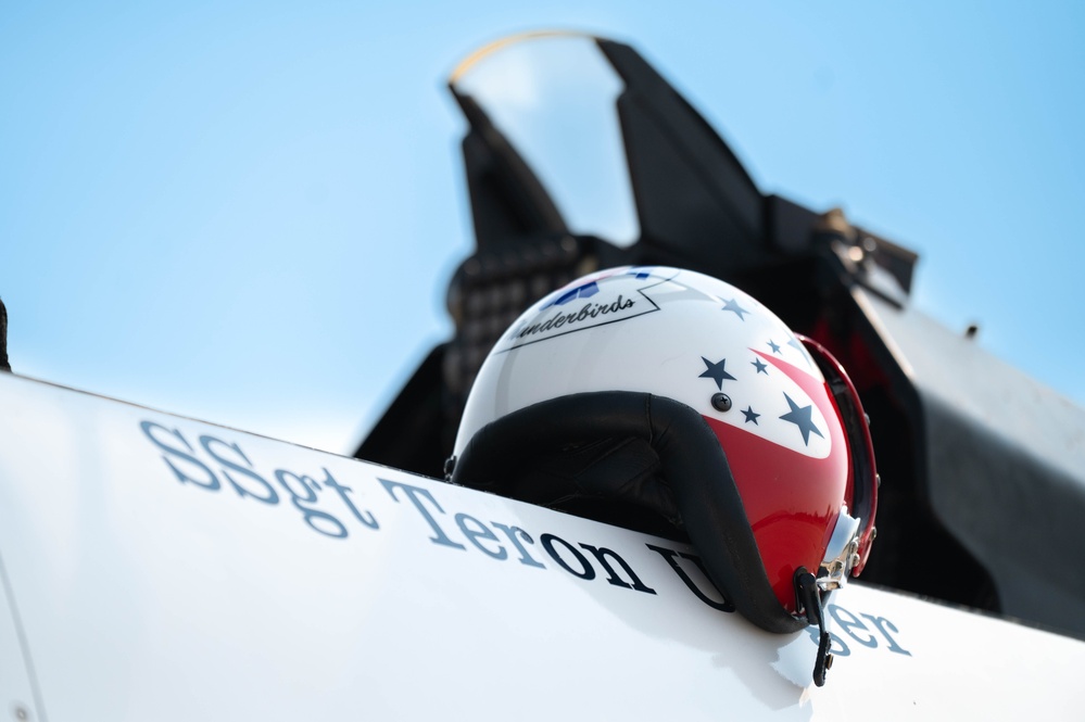 The Thunderbirds visit Scott AFB