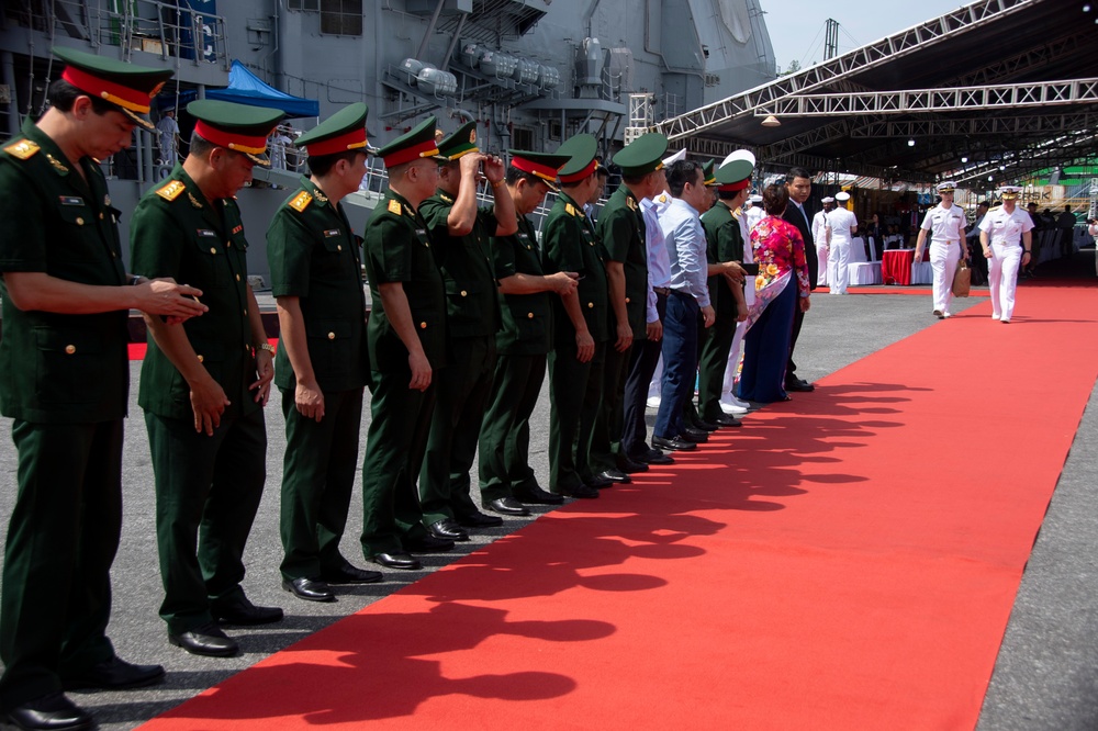 USS Ronald Reagan (CVN 76) pulls into Da Nang, Vietnam