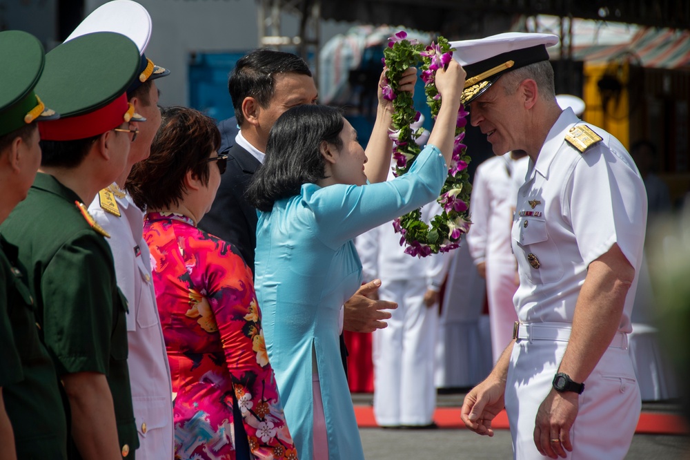 USS Ronald Reagan (CVN 76) pulls into Da Nang, Vietnam