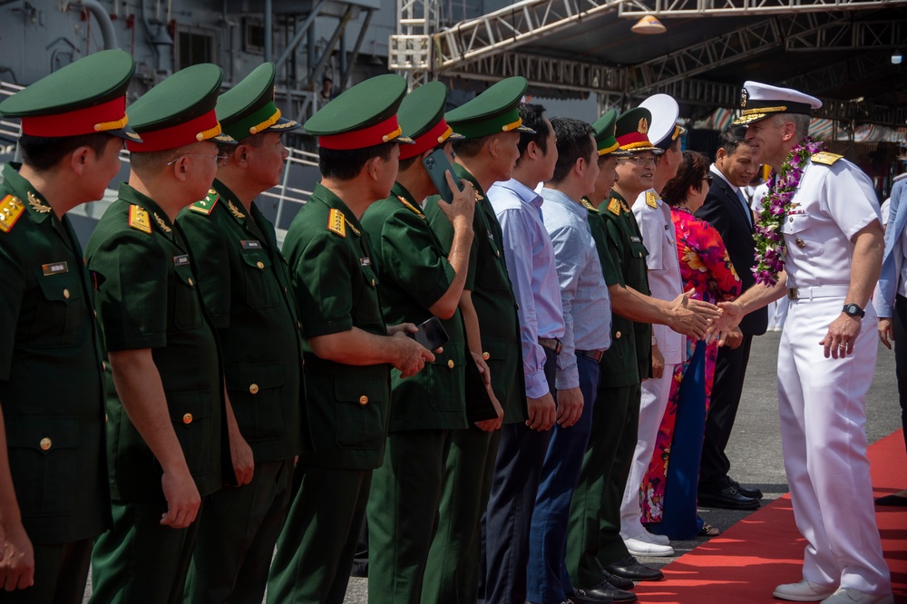 USS Ronald Reagan (CVN 76) pulls into Da Nang, Vietnam