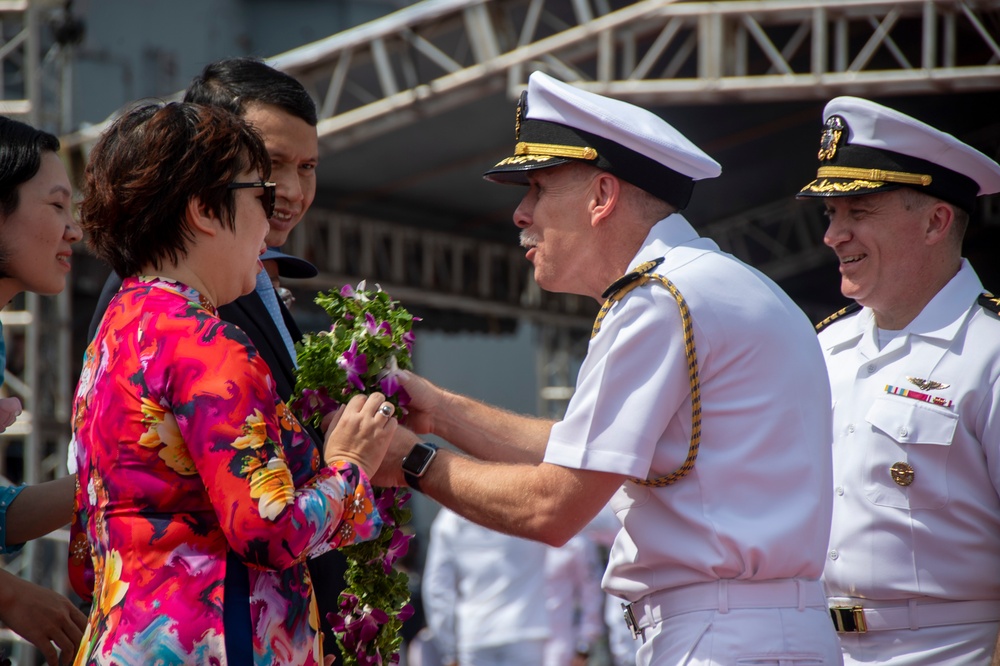 USS Ronald Reagan (CVN 76) pulls into Da Nang, Vietnam