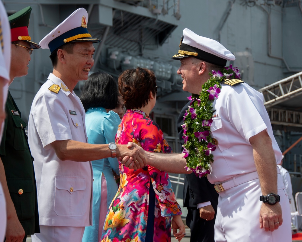 USS Ronald Reagan (CVN 76) pulls into Da Nang, Vietnam