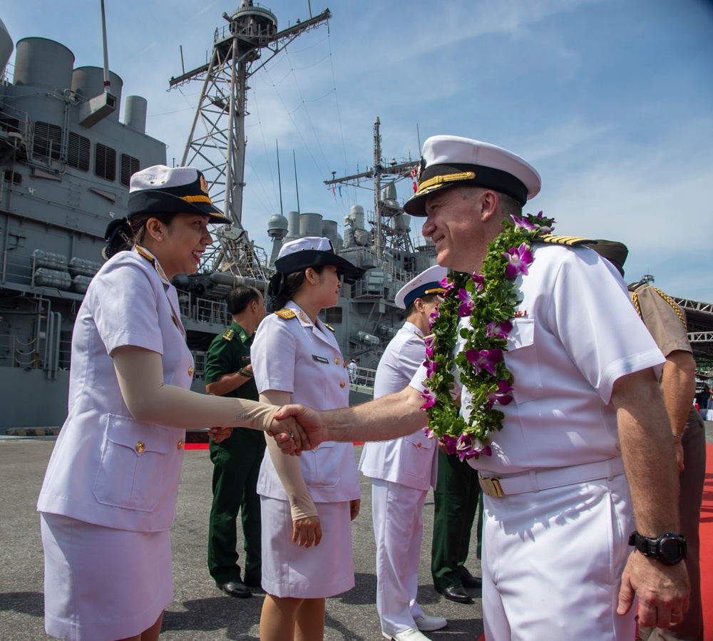 USS Ronald Reagan (CVN 76) pulls into Da Nang, Vietnam