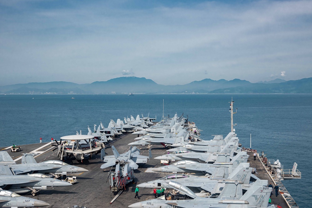 USS Ronald Reagan (CVN 76) anchors in Da Nang, Vietnam