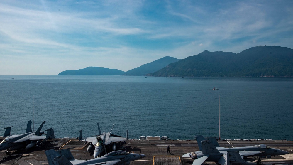 USS Ronald Reagan (CVN 76) anchors in Da Nang, Vietnam