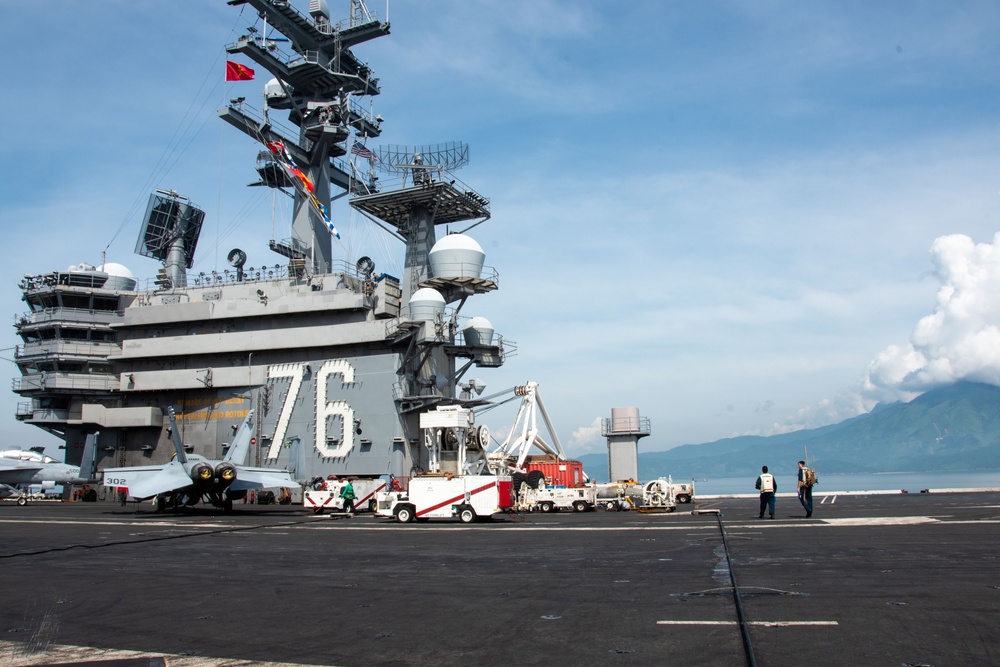 USS Ronald Reagan (CVN 76) anchors in Da Nang, Vietnam