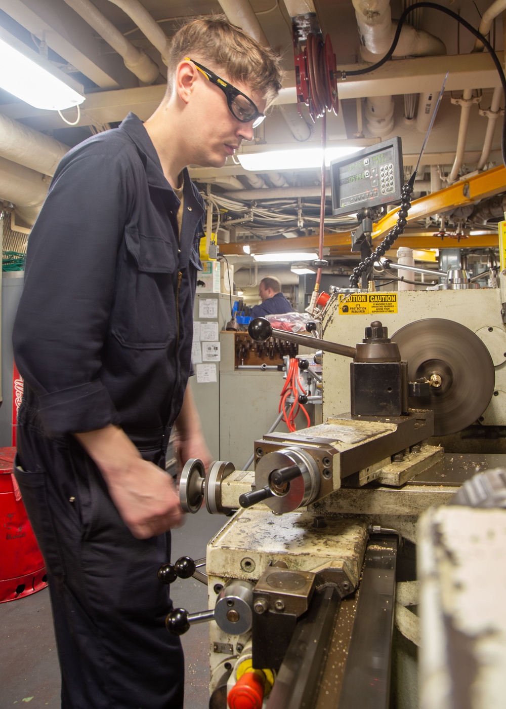 USS Ronald Reagan (CVN 76) repairs parts for French navy Aquitane-class frigate Lorraine (D657)