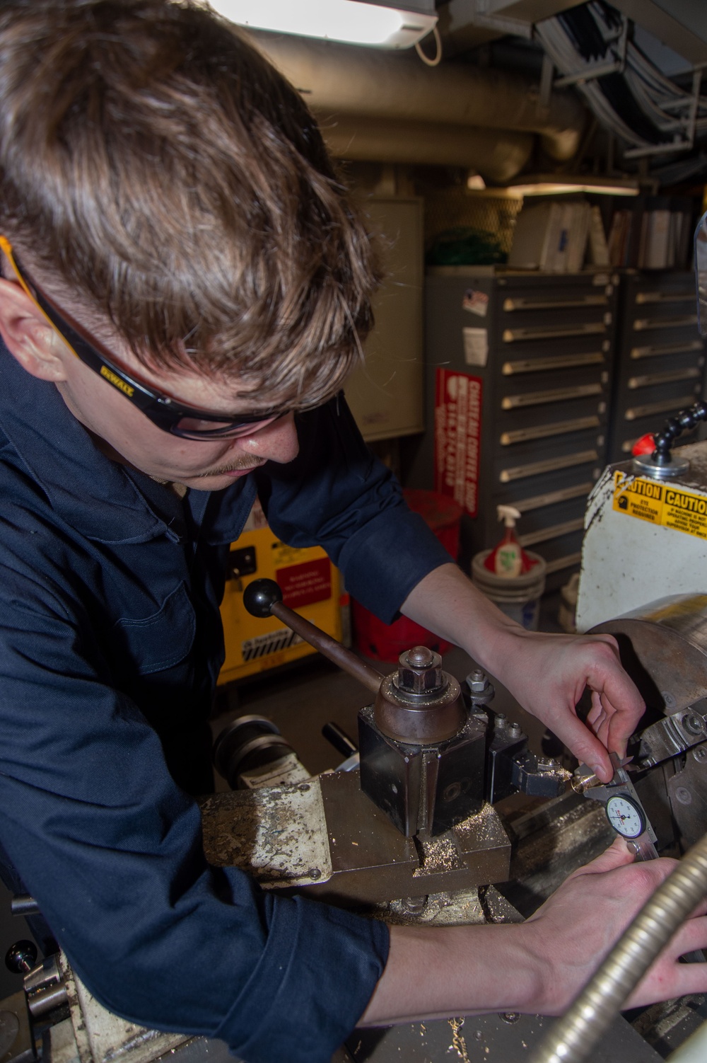 USS Ronald Reagan (CVN 76) repairs parts for French navy Aquitane-class frigate Lorraine (D657)