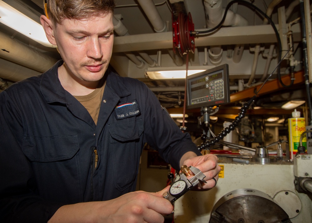 USS Ronald Reagan (CVN 76) repairs parts for French navy Aquitane-class frigate Lorraine (D657)