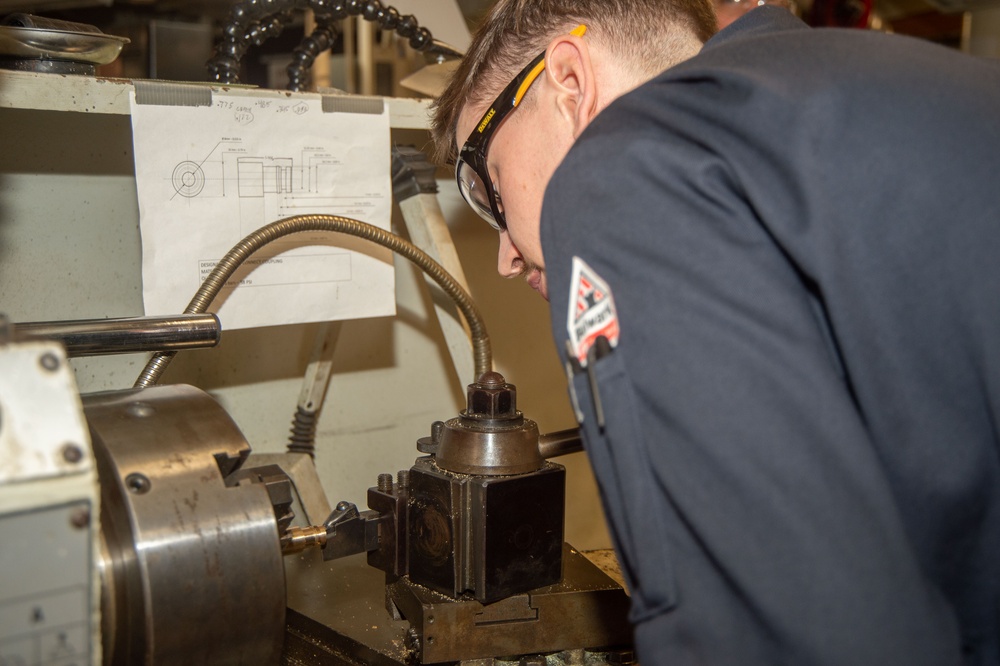 USS Ronald Reagan (CVN 76) repairs parts for French navy Aquitane-class frigate Lorraine (D657)