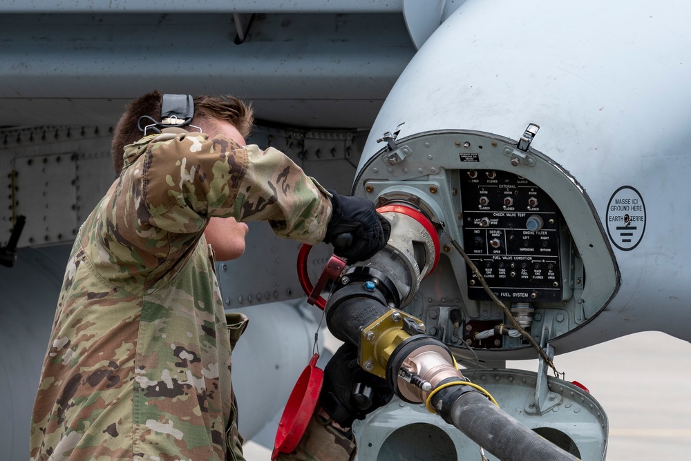 U.S. Airmen refuel an A-10 Thunderbolt from a C-130 Hercules