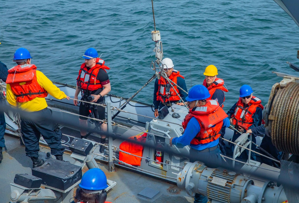 DVIDS - Images - USS Howard (DDG 83) Small Boat Operations [Image 8 of 8]