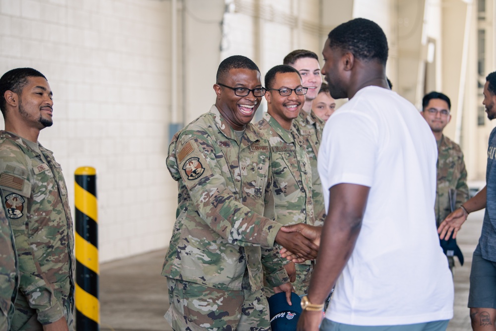 Roquan Smith, Jonathan Abram visit Kadena