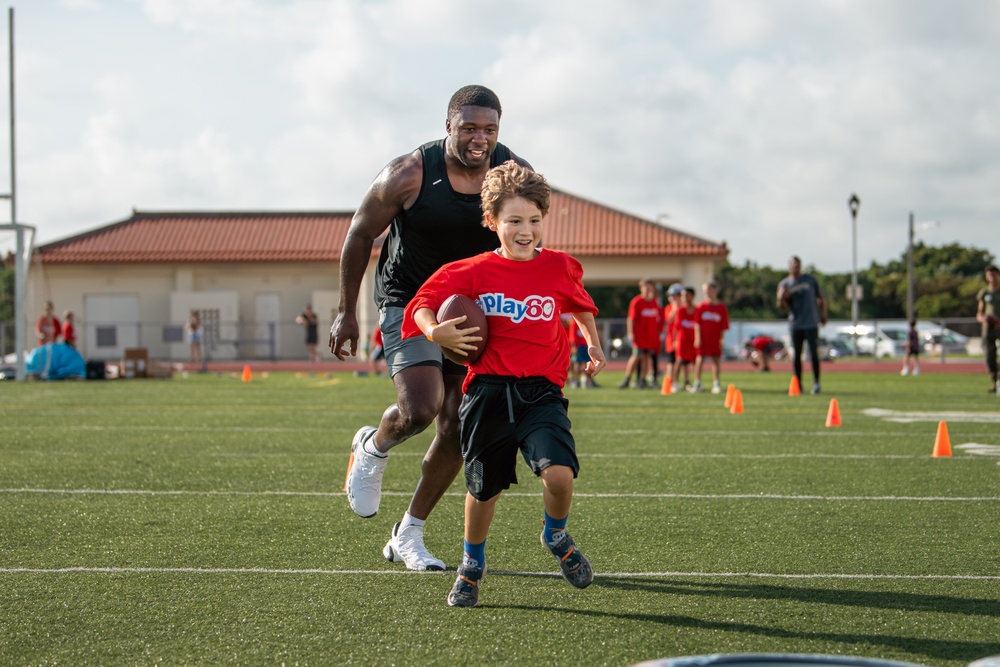 Roquan Smith, Jonathan Abram visit Kadena