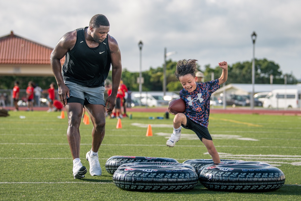 Roquan Smith, Jonathan Abram visit Kadena