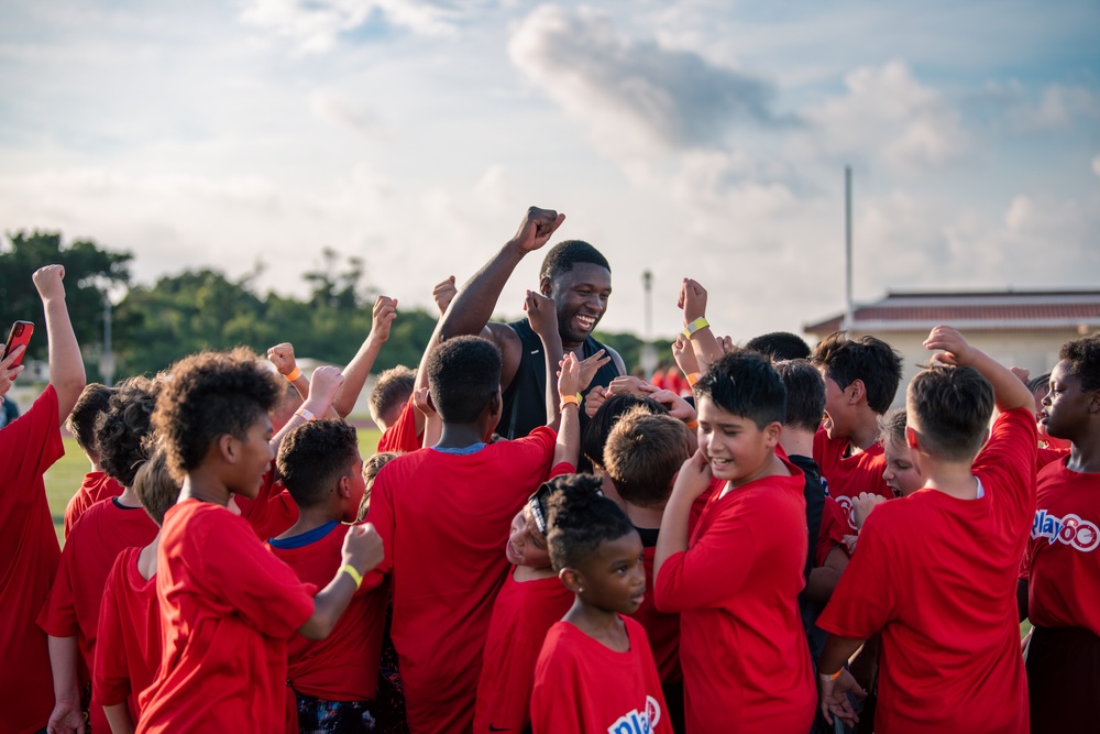 Roquan Smith, Jonathan Abram visit Kadena