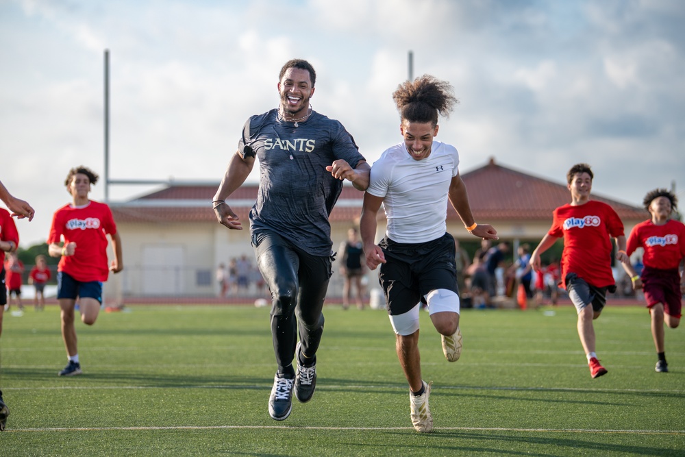 Roquan Smith, Jonathan Abram visit Kadena