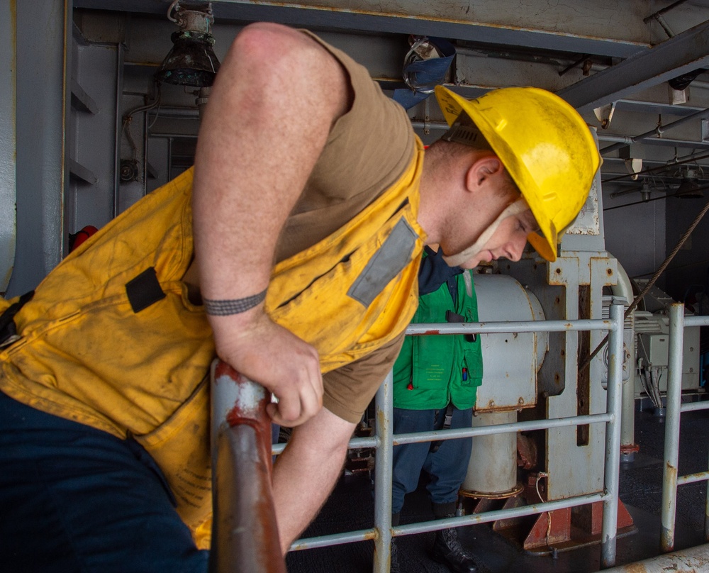 USS Ronald Reagan (CVN 76) conducts fueling-at-sea with USS Rafael Peralta (DDG 115)