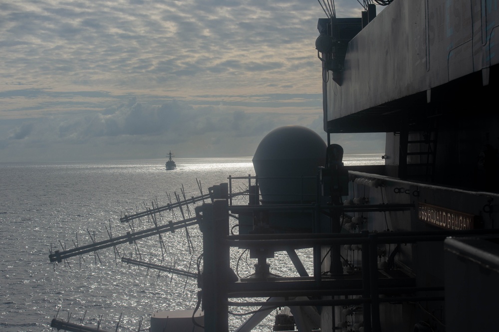 USS Ronald Reagan (CVN 76) conducts fueling-at-sea with USS Rafael Peralta (DDG 115)