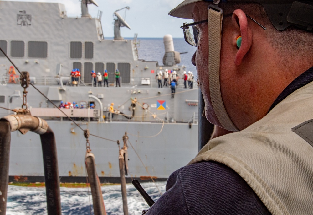 USS Ronald Reagan (CVN 76) conducts fueling-at-sea with USS Rafael Peralta (DDG 115)