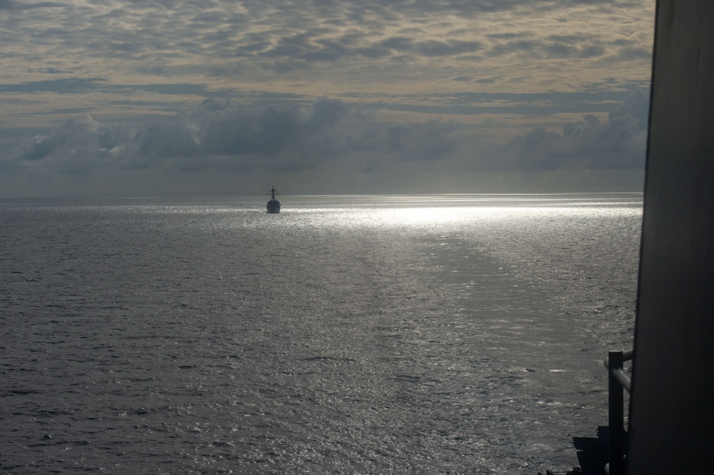 USS Ronald Reagan (CVN 76) conducts fueling-at-sea with USS Rafael Peralta (DDG 115)
