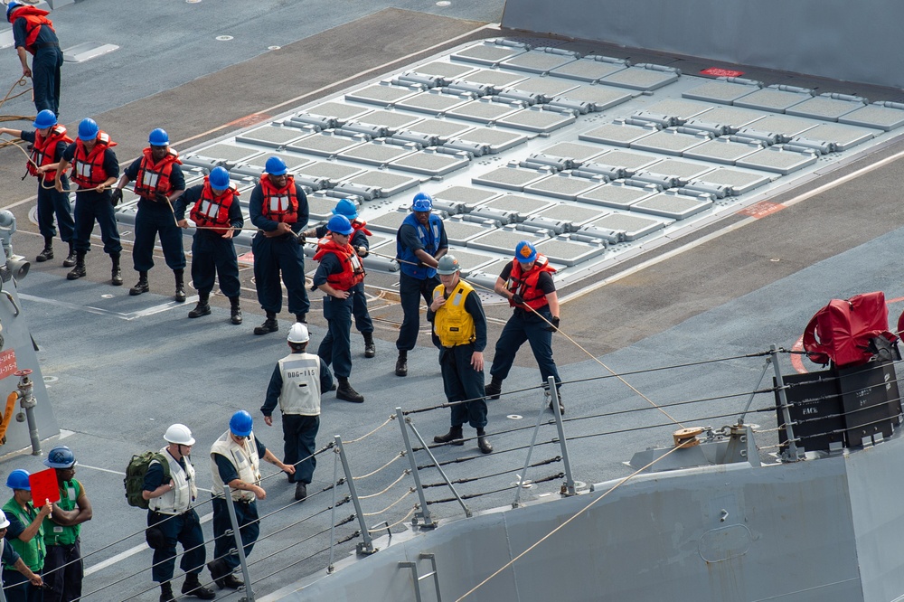 USS Ronald Reagan (CVN 76) conducts fueling-at-sea with USS Rafael Peralta (DDG 115)