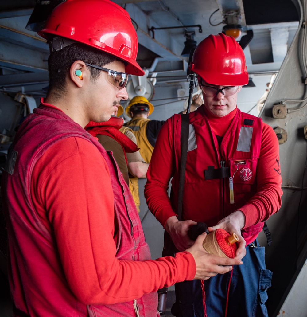 USS Ronald Reagan (CVN 76) conducts fueling-at-sea with USS Rafael Peralta (DDG 115)