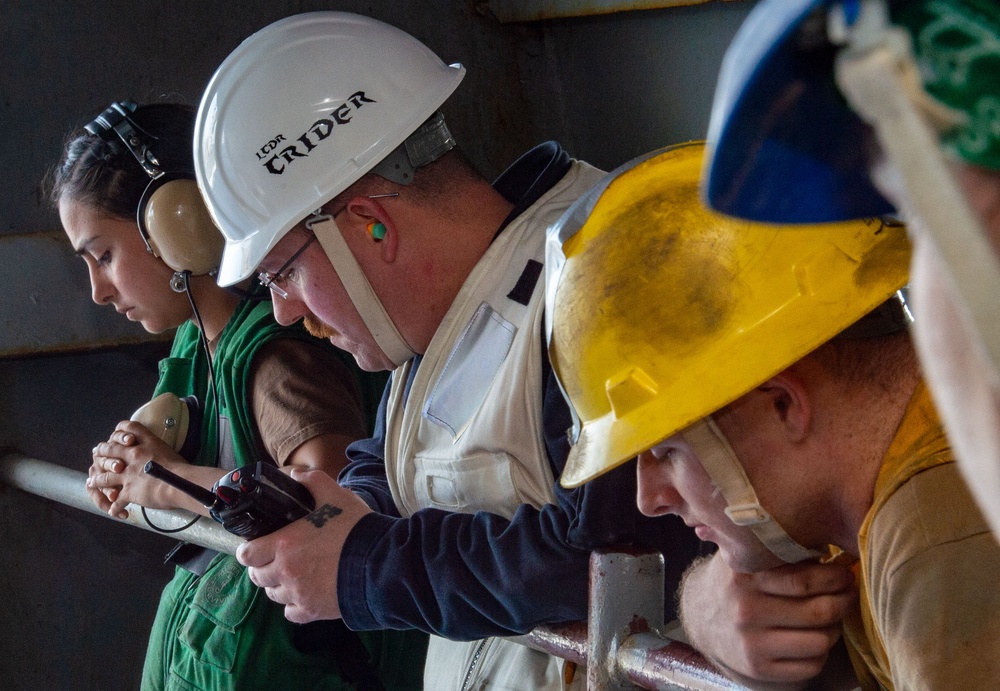 USS Ronald Reagan (CVN 76) conducts fueling-at-sea with USS Rafael Peralta (DDG 115)