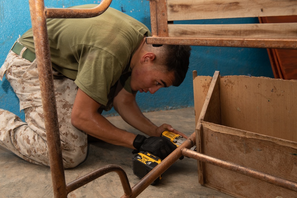 VMM-364 (REIN) Build Desks with 450th Civil Affairs in Djibouti