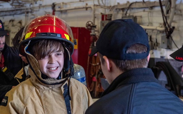 USS America (LHA 6) Hold A Childrens Hospital Visit