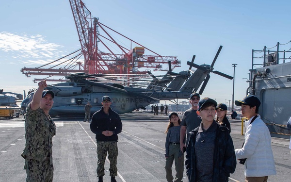 USS America (LHA 6) Hold A Childrens Hospital Visit