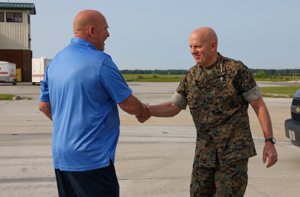 CMC Visits Camp Lejeune