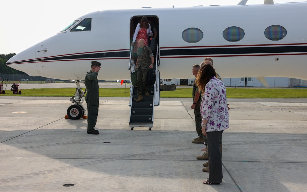 CMC Visits Camp Lejeune