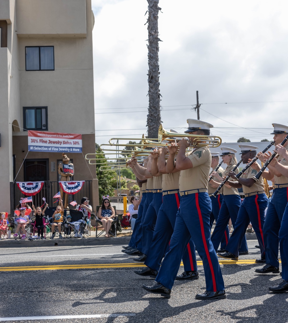 1st MARDIV Band performs in Oceanside Independence Parade